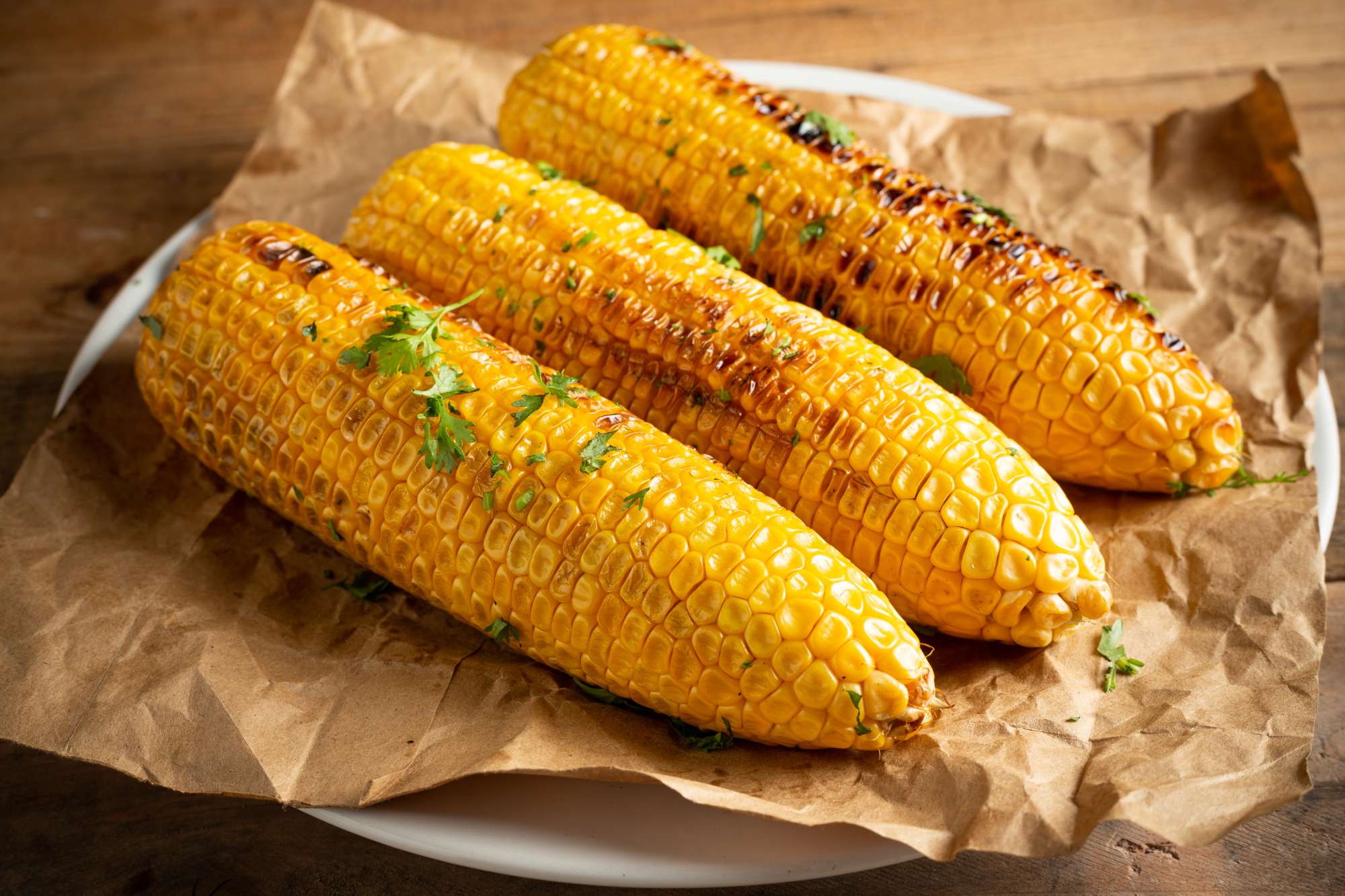 grilled-corn-cobs-wood-background.jpg