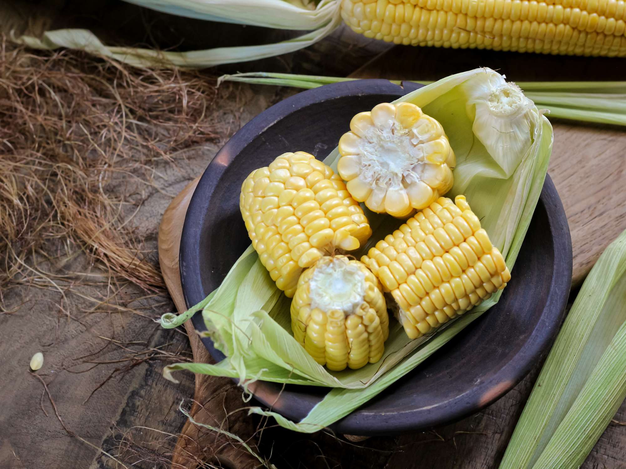 jagung-manis-segar-fresh-sweet-corn-cobs-rustic-wooden-table.jpg