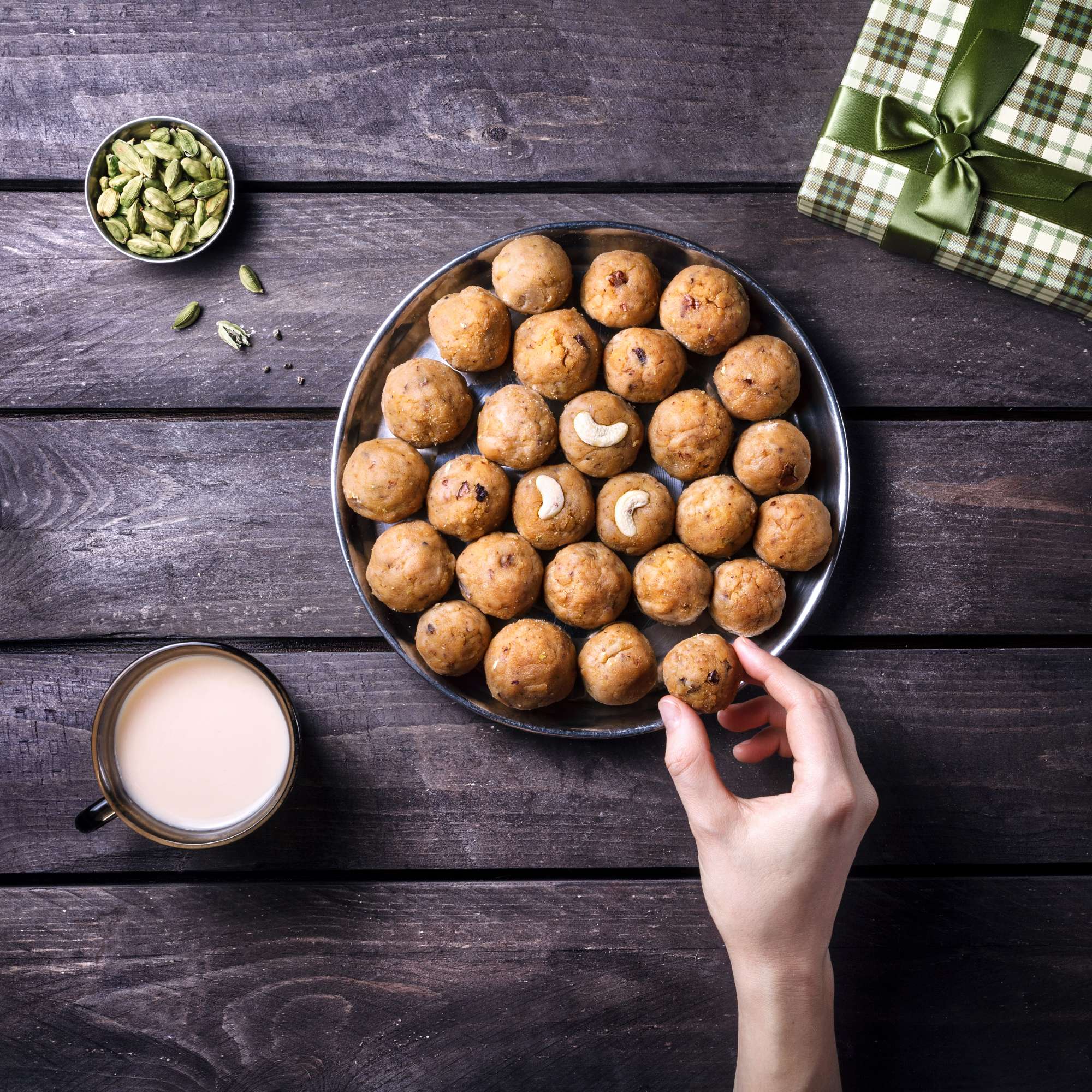 indian-sweets-besan-ladoo.jpg