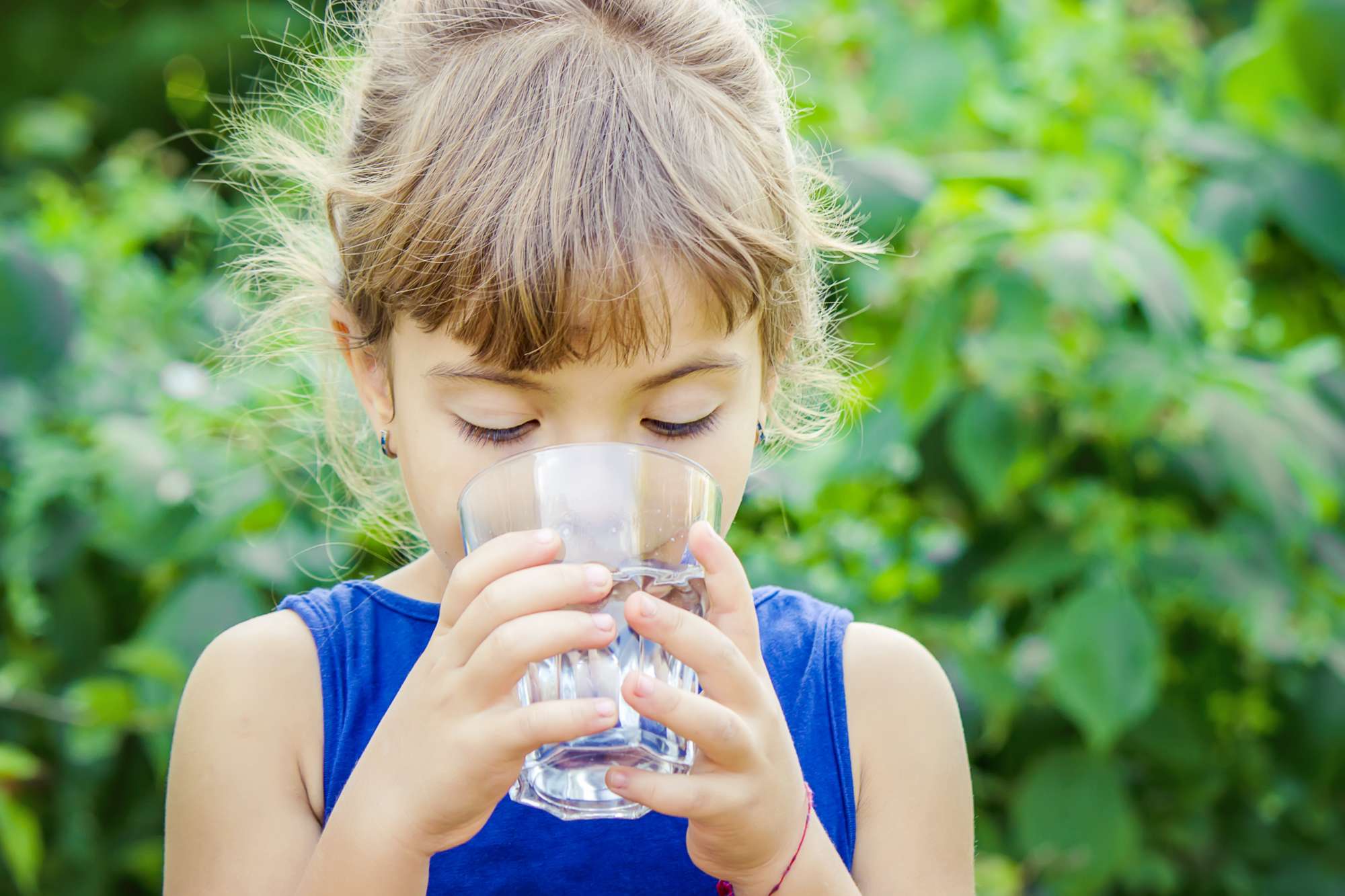 child-drinks-clean-water-summer-selective-focus.jpg